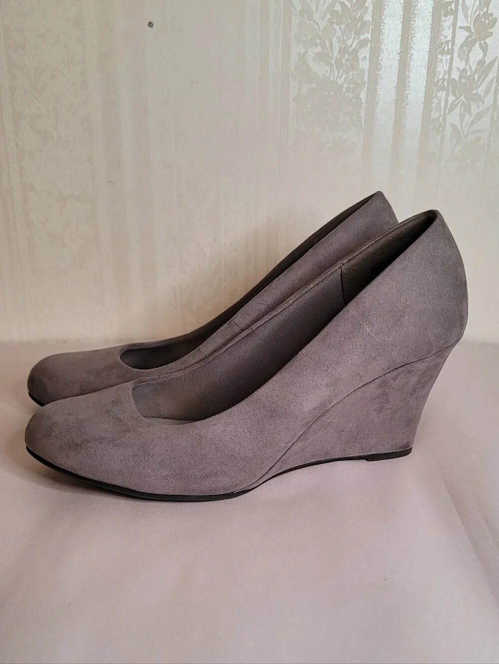 DexFlex Comfort Light Gray Wedge Heels Size 9